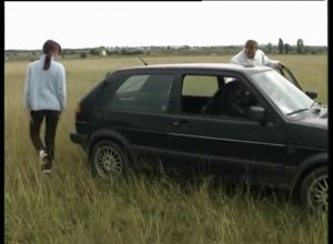 Парни ебут пяную шалаву на природе